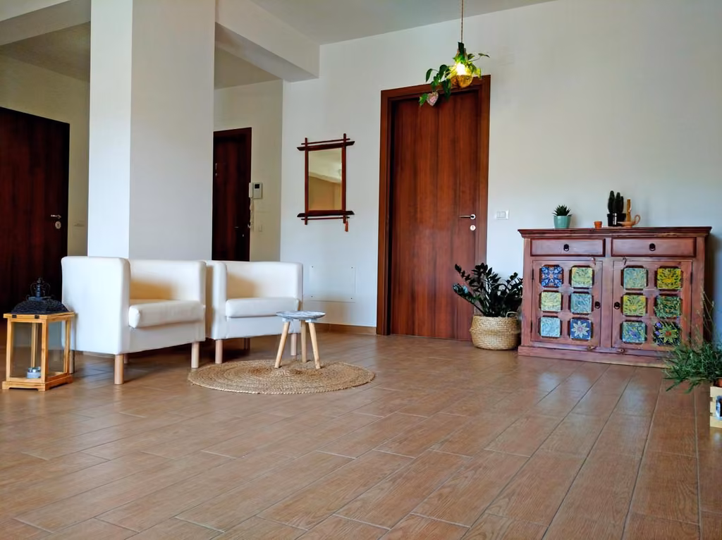 Soggiorno di Sweet Home a L'Aquila con due sedie e un tavolo