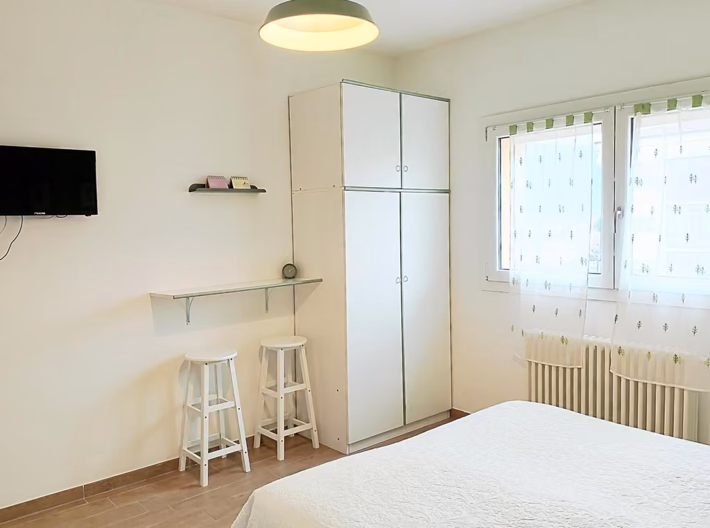 Camera tripla di Sweet Home a L'Aquila con letto, armadio e due sgabelli
