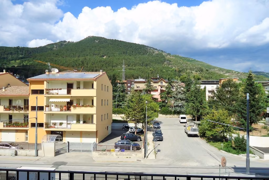 Veduta di L'Aquila con il Gran Sasso sullo sfondo